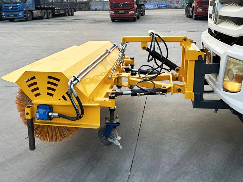 內(nèi)蒙古高速，上線凱信掃雪滾和推雪鏟，大大提高除雪效率